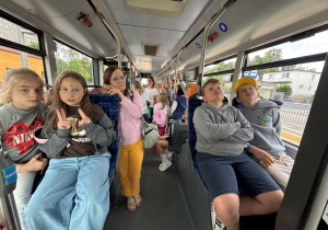 Uczniowie w autobusie MZK