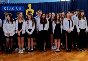 Uczniowie klas ósmych podczas apelu