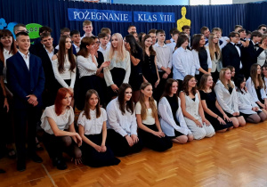 Wspólne zdjęcie ósmoklasistów z wychowawcami oraz Panią Moniką Pawlik