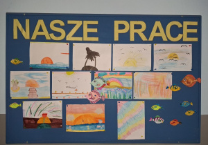 Dekoracja Sali 3A. Tablica korkowa z rysunkami zachodu słońca.