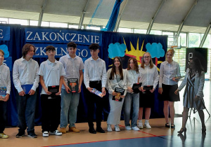 Wyróżnieni uczniowie z klasy VII b wraz z wychowawcą
