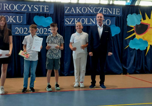 Wyróżnieni uczniowie z klasy V b wraz z wychowawcą