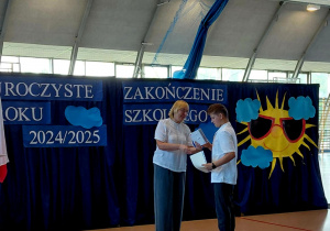 Wyróżniony uczeń z klasy VI c Artur Rosiak z panią dyrektor Agnieszką Kosińską