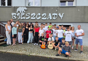 Koloniści przed ośrodkiem Bieszczady