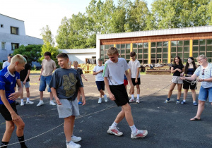 Uczestnicy rywalizują w skakaniu przez skakankę