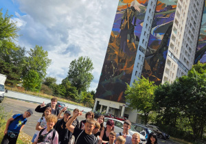 Uczestnicy wyprawy przed muralem Wiedźmin na łódzkim Manhattanie