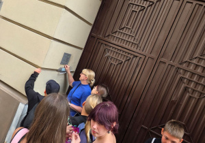 Uczestnicy zajęć przed bramą podwórka Vanabk przy ul. Piramowiecza 6