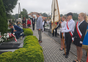 Uczniowie niosący sztandar naszej szkoły oddają hołd poległym przy Grobie Nieznanego Żołnierza na cmentarzu w Rzgowie.