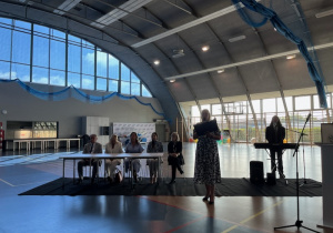 Pani dyrektor Agnieszka Kosińska wita przybyłych uczniów, rodziców i nauczycieli oraz przedstawiciela organu prowadzącego, p. J. Świerczyńskiego.