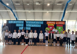 Pani mgr Olga Szczepanik i klasa 1a
