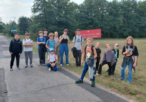 Grupa uczniów w drodze z Kolumny do miejscowości Barycz nad Grabią