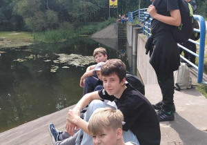 Odpoczynek piechurów przy tamie nad zalewem Barycz