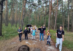 Uczestnicy wyprawy na szlaku leśnym między Baryczą a Talarem