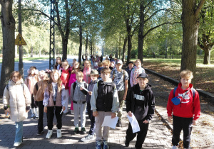 Grupa w drodze do orientarium pod pomnik Maurycego i Hawranka