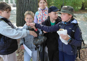 Grupa uczestników przy pomniku Wróbla Ćwirka