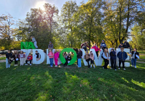 Uczestnicy zajęć przy napisie Na zdrowie