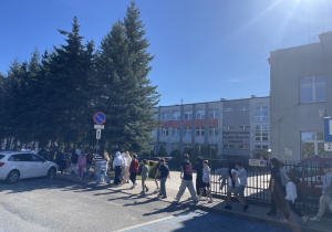 Uczniowie opuszczają budynek szkoły.