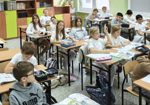 Uczniowie z klasy 4d ubrani na biało podczas zajęć z języka angielskiego