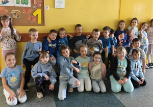 Uczniowie z klasy 1 a przed swoja salą ubrani na kolor niebieski