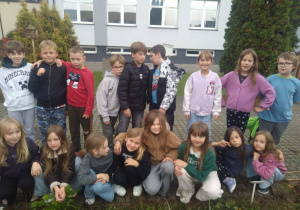 Uczniowie klasy 3a w ogródku szkolnym.