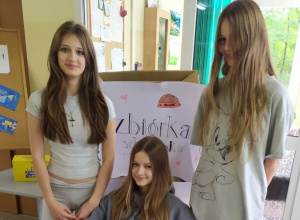 Zbiórka darów dla bezdomnych zwierząt - uczennice naszej szkoły oraz ich plakat.