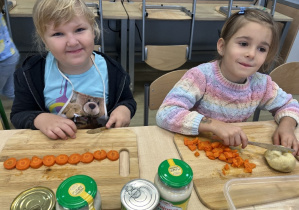 Zosia i Basia wykazały się dokładnością przy krojeniu marchewki.
