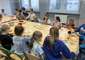 Cała klasa I a pracuje zespołowo, tworząc pyszną sałatkę jarzynową.