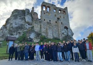Ósmoklasiści na tle ruin Zamku Ogrodzieniec