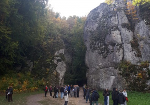 Uczniowie klas ósmych przed Bramą Krakowską w Ojcowskim Parku Narodowym