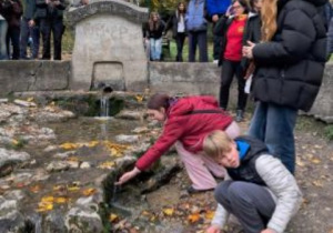 Ósmoklasiści przy Źródełku Miłości – jednym z najbardziej urokliwych miejsc w Ojcowskim Parku Narodowym