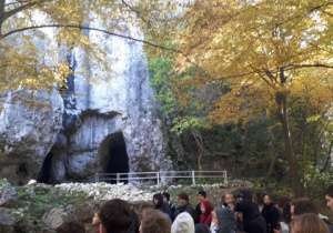 Gotowi na podziemną przygodę – uczniowie klas ósmych przed wejściem do Jaskini Wierzchowskiej