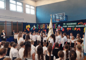 Uroczyste wprowadzenie sztandaru Szkoły Podstawowej im Jana Długosza w Rzgowie .