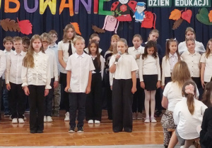 Uczniowie klas czwartych podczas części artystycznej.