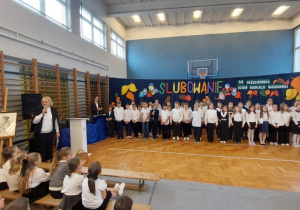 Pani Dyrektor podczas składania życzeń wszystkim pracownikom szkoły.