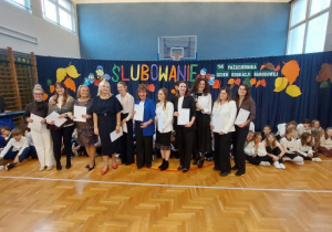 Nauczyciele którym wręczono nagrody i wyróżnienia.