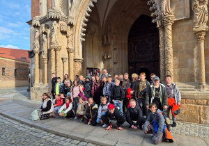 Uczniowie podczas zwiedzania Wrocławia