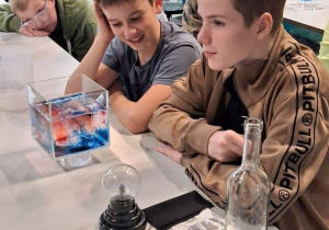 Uczniowie podczas warsztatów naukowych