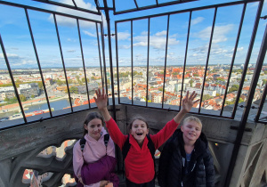 Uczniowie na szczycie wieży w kościele św. Elżbiety