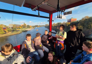 Dzieci w kolejce nad Odrą