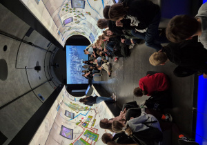 Dzieci słuchające wykładu w Hydropolis