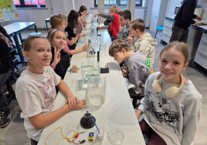 Dzieci podczas warsztatów naukowych