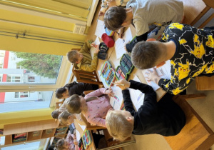 Pierwszoklasiści podczas lekcji bibliotecznej.