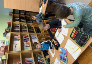 Uczniowie klasy 1 wykonują pracę plastyczną.