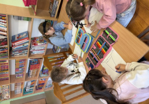 Uczniowie pierwszej klasy wykonują prace plastyczną - kapelusz czarownicy.