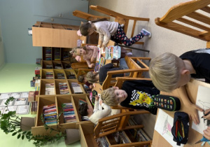 Klasy pierwsze wykują pracę plastyczną związaną z omawianą baśnią pod tytułem "Plaster Czarownicy".