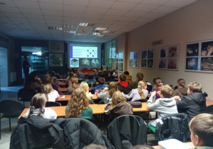 Czwartoklasiści podczas prelekcji na temat minerałów, skał i skamieniałości.