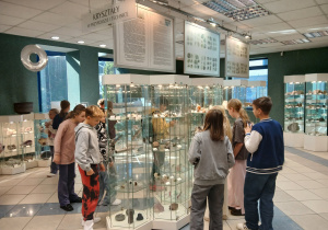 Czwartoklasiści zwiedzający wystawę.