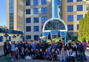 Uczniowie klasy IVa i IVb wraz ze swoimi wychowawczyniami przed budynkiem Muzeum Geologicznego w Łodzi.
