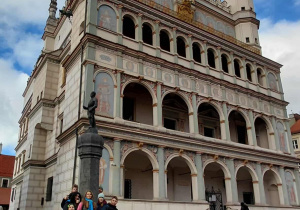 Uczestnicy z opiekunami przed poznańskim ratuszem przy pręgierzu