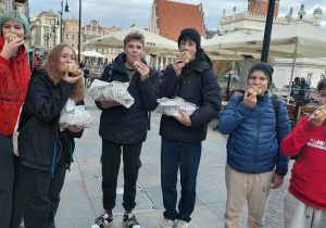 Uczestnicy wyprawy próbują rogale świętomarcińskie